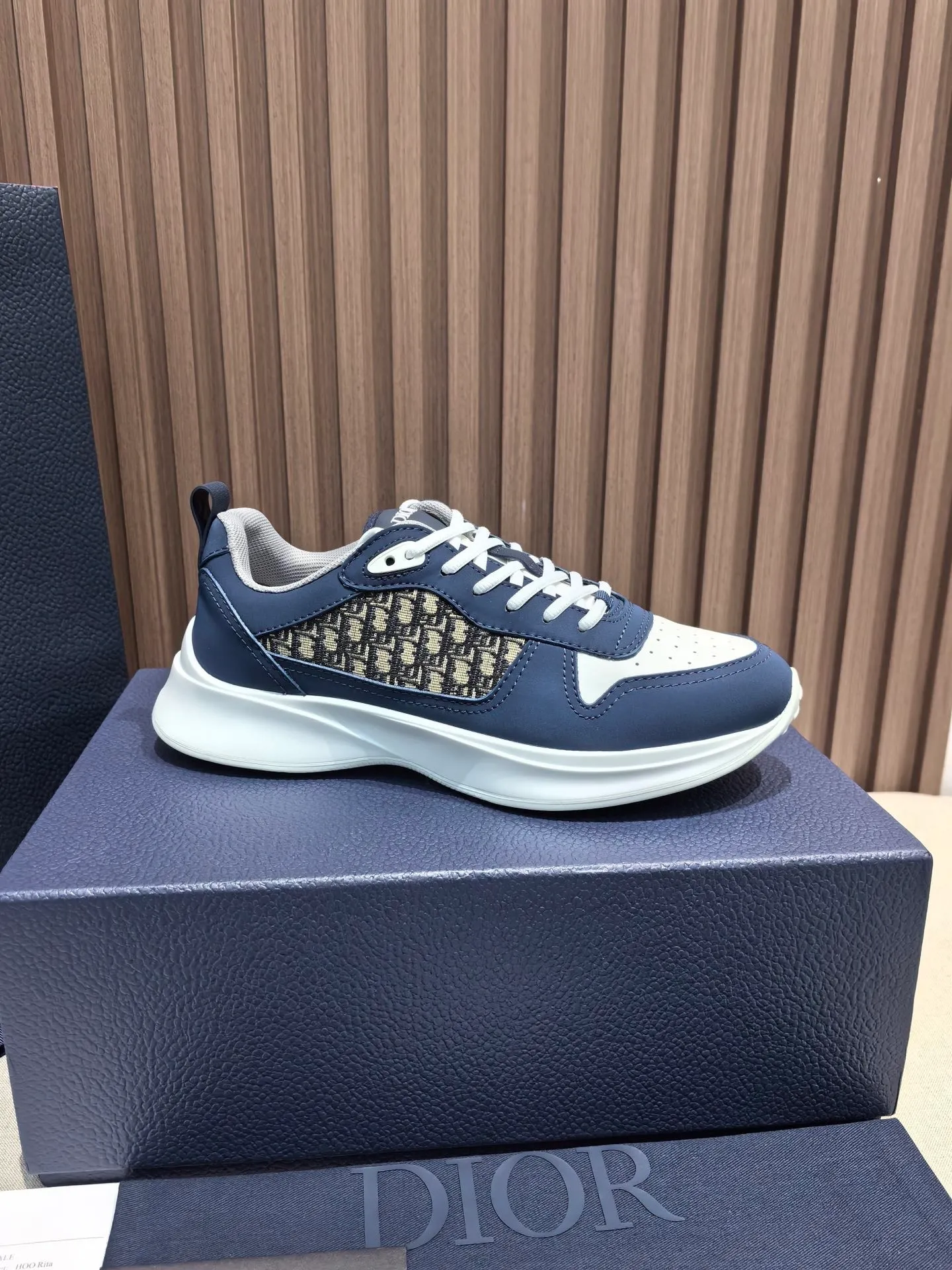 Factory price: 440💰 🔍Top purchasing agent🇮🇹 Dior's super-popular sports shoes, popular for street men, are synchronized with the new product counters. The uppers are made of Italian original imported cowhide and matched with D's customized fabrics. It is a must-have for fashionistas. The complex craftsmanship is perfectly reproduced. Imported soft cowhide foot pads, soles: original soles specially provided by the original factory, exclusive movable molded soles are super comfortable, original factory follow-up goods, 🔍🔍high quality, you can enter and exit the counter at will, welcome to compare, code number 38-45 (46 can be customized and cannot be returned or exchanged)